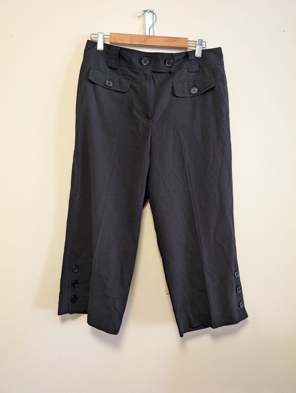 Prêt-A-Porter Black Cropped Capri Pants Size 12 Button Hem Y2K